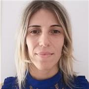 Salve, amo molto la lingua italiana. È melodica, devi stare attento agli accenti agli apostrofi. È una lingua dove non si smette mai di imparare